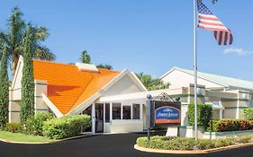 Howard Johnson By Wyndham Vero Beach / Downtown